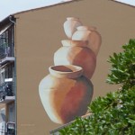 Lou Cigaloun Fresque réalisée sur façade d'un immeuble de 4 étages représentant 4 Jarres en perspective sur 20 m2 . Vallauris ville d'art de la céramique